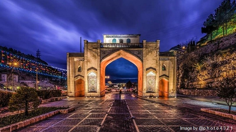 Das Qurán-Tor in Shiraz, das einzige erhaltene alte Tor der Stadt.